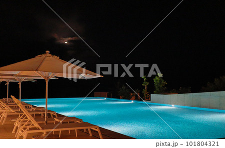 南国宮古島の外資系リゾートホテル イラフSUIラグジュアリーコレクション　夜の月明りのプール 101804321