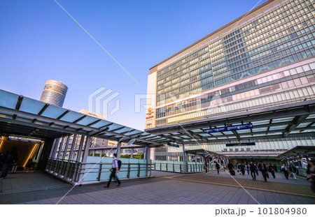 日本の横浜都市景観 4月。相鉄新横浜線・東急新横浜線開業(3月)。新横浜駅や新出入口5Aなどを望む 日本の横浜都市景観 4月。相鉄新横浜線・東急新横浜線開業(3月)。新横浜駅や新出入口5Aなどを望む 101804980