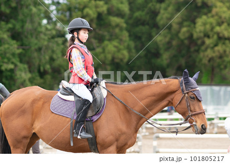 乗馬を楽しむ子供 101805217