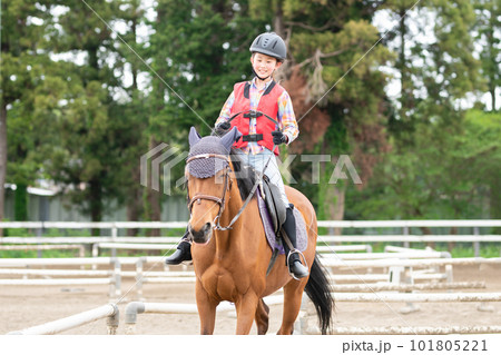 乗馬を楽しむ子供 乗馬を楽しむ子供 101805221