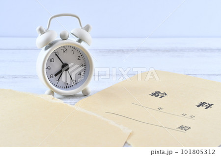 給料袋と時計で失業給付期間のイメージ 給料袋と時計で失業給付期間のイメージ 101805312