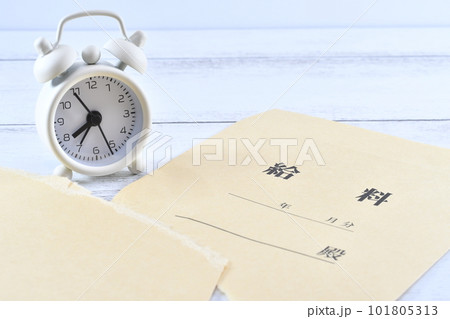 給料袋と時計で失業給付期間のイメージ 101805313