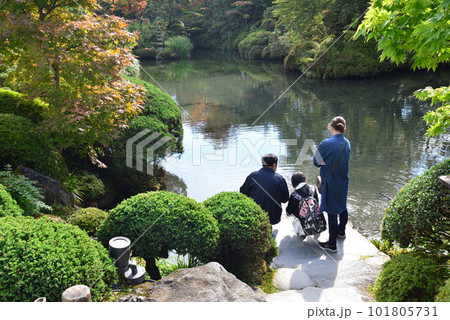 日光山輪王寺逍遥園の池で談笑する仲睦まじい家族 日光山輪王寺逍遥園の池で談笑する仲睦まじい家族 101805731