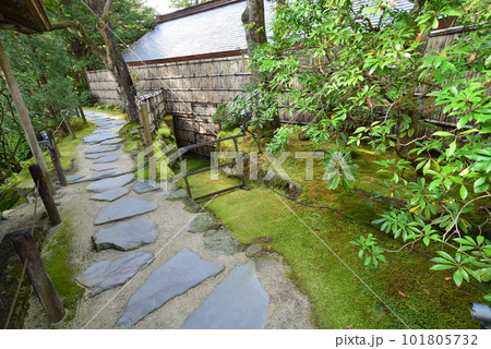 趣深い日本庭園の遊歩道 日光山輪王寺逍遥園 101805732