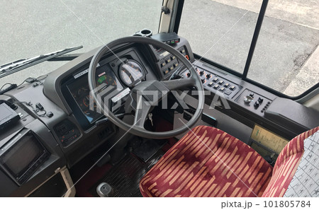 古いタイプの観光バスの運転席 古いタイプの観光バスの運転席 101805784