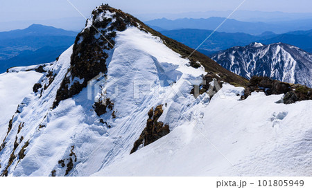 残雪期の谷川岳・オキノ耳から見るトマノ耳 101805949