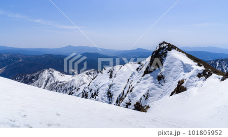 残雪期の谷川岳・オキノ耳から見るトマノ耳 101805952