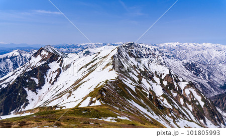 残雪期の谷川連峰・肩ノ小屋から見る山並みの絶景 101805993