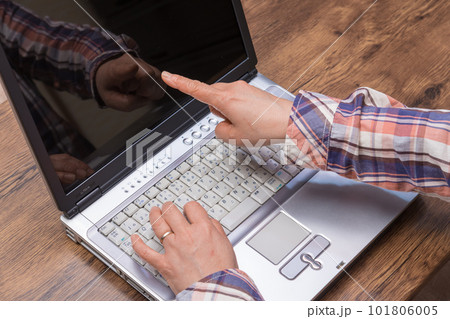 【ノートパソコンを操作する女性の手元】 101806005