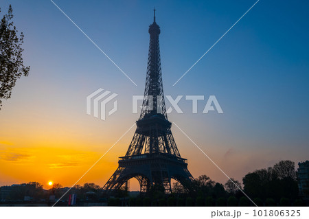 Sunrise in Paris with a silhouette of the Eiffel Tower 101806325