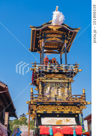 犬山祭、満開の桜と車山〈愛知県犬山市〉 101806339