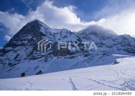 スイスアルプスの美しい雪山、雪山が続く山岳地帯、晴天の中の広大な雪原、世界的なスキー場,険しい山 スイスアルプスの美しい雪山、雪山が続く山岳地帯、晴天の中の広大な雪原、世界的なスキー場,険しい山 101806480