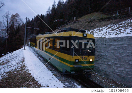 スイスの登山鉄道、ヨーロッパの鉄道、雪山を走る登山電車 スイスの登山鉄道、ヨーロッパの鉄道、雪山を走る登山電車 101806496