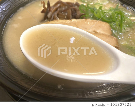 【ラーメン】とんこつラーメンのスープ(レンゲですくって) 【ラーメン】とんこつラーメンのスープ(レンゲですくって) 101807523