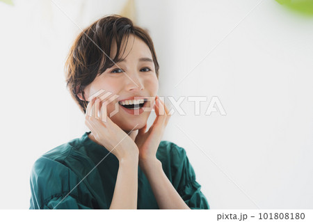 ショートヘアの女性 101808180