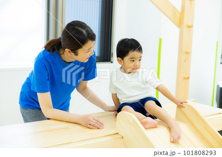 遊具　保育　子供　 101808293