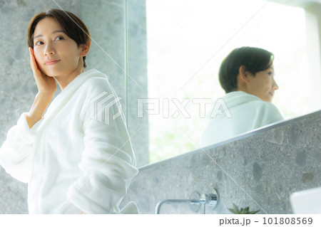 バスローブでスキンケアする女性 バスローブでスキンケアする女性 101808569