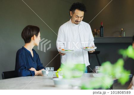 リビングで食事するミドルカップル　 101808589