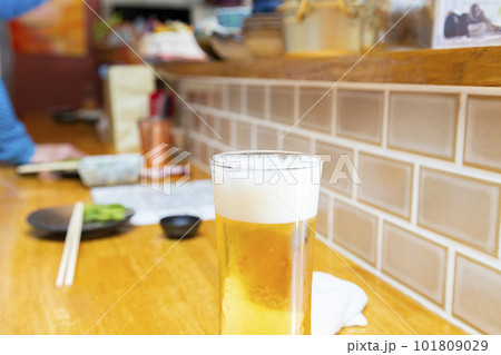 居酒屋のカウンターに置かれた生ビール 居酒屋のカウンターに置かれた生ビール 101809029