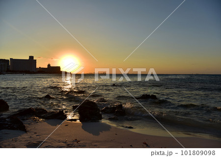 Sunrise or sunrise overlooking the sea and a line of hotels in Cancun Sunrise or sunrise overlooking the sea and a line of hotels in Cancun 101809098