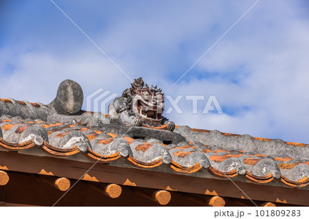 沖縄県 屋根上のシーサー 沖縄県 屋根上のシーサー 101809283