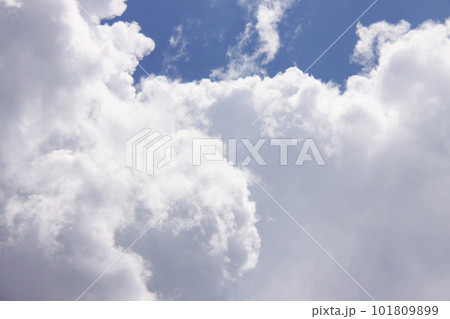 サンパウロの夏の入道雲と青空　ブラジル 101809899