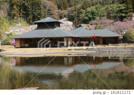 南湖のほとりに築造された回遊式日本庭園の翠楽園 101811171