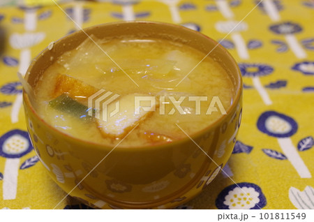温かい美味しい家庭のみそ汁 温かい美味しい家庭のみそ汁 101811549