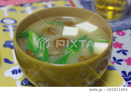 温かく美味しい家庭の味噌汁 温かく美味しい家庭の味噌汁 101811803