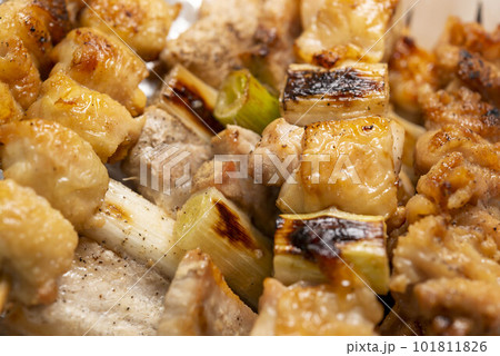 日本の美味しい鶏肉の串焼き料理　焼き鳥 101811826