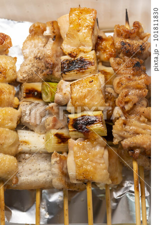 日本の美味しい鶏肉の串焼き料理　焼き鳥 101811830