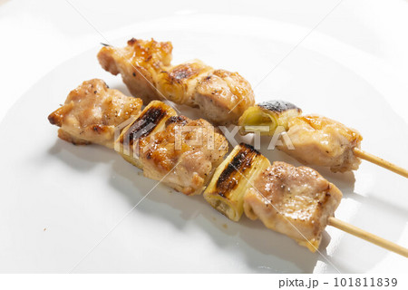 日本の美味しい鶏肉の串焼き料理 焼き鳥 日本の美味しい鶏肉の串焼き料理 焼き鳥 101811839