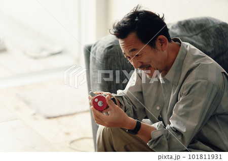 趣味を楽しむアクティブなミドル/シニア男性 101811931