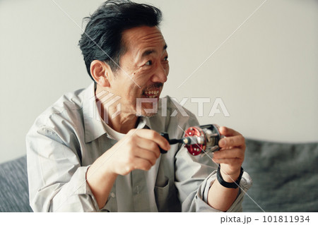 趣味を楽しむアクティブなミドル/シニア男性 101811934