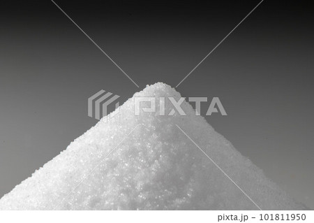山盛りの食塩 101811950