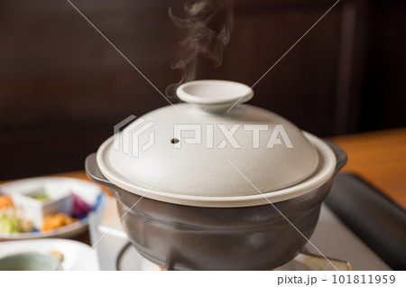 鍋料理・煮ている鍋のフタから湯気 101811959