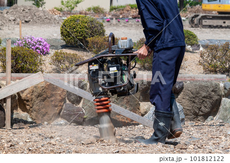 ランマー(締め固め機)での作業 101812122