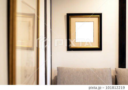 部屋に飾られた絵画の額縁・フレーム/合成用素材 部屋に飾られた絵画の額縁・フレーム/合成用素材 101812219