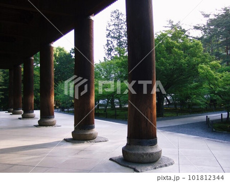 新緑と南禅寺三門の風景 101812344