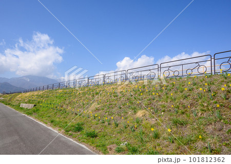 【起点付近】あづみ野やまびこ自転車道を下から見上げる【安曇野市穂高】 【起点付近】あづみ野やまびこ自転車道を下から見上げる【安曇野市穂高】 101812362