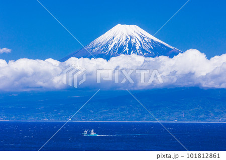 (静岡県)青い空と海、白い雲と雪、海越しの富士山 (静岡県)青い空と海、白い雲と雪、海越しの富士山 101812861