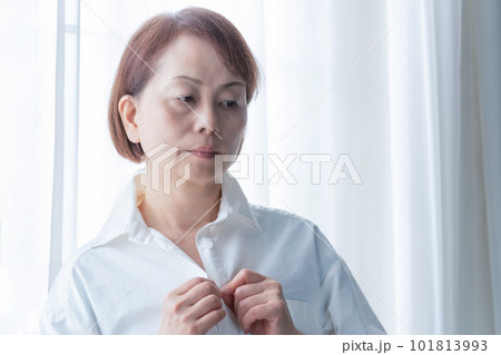 着替える女性 101813993