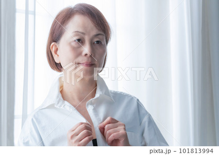 着替える女性 101813994