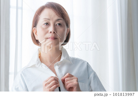 着替える女性 101813997