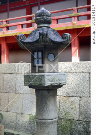 石清水八幡宮境内の石燈籠-1 101814117