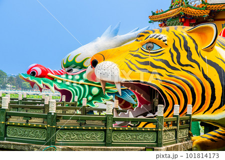 台湾　高雄　龍虎塔　2023 101814173