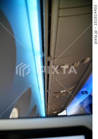 飛行機の天井 101814403