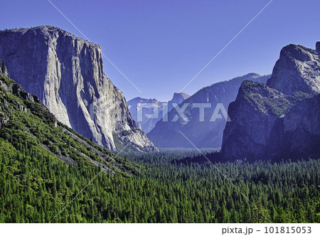 米国 ヨセミテ国立公園 トンネルビュー展望台からの眺め 米国 ヨセミテ国立公園 トンネルビュー展望台からの眺め 101815053