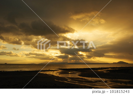 雲の中から有明海に降り注ぐ薄命光線 雲の中から有明海に降り注ぐ薄命光線 101815243
