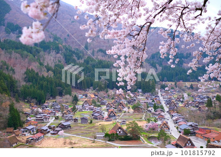 春の白川郷 101815792